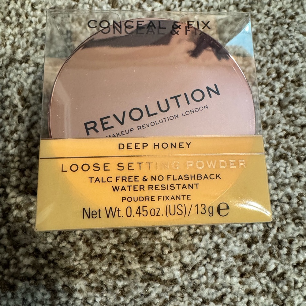 REVOLUTION Makeup Setting Powder Collection• DEEP HONEY